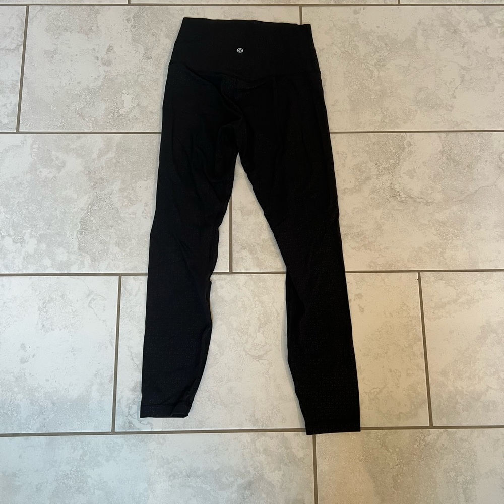 Lululemon black pattern Aligns 25” size 4